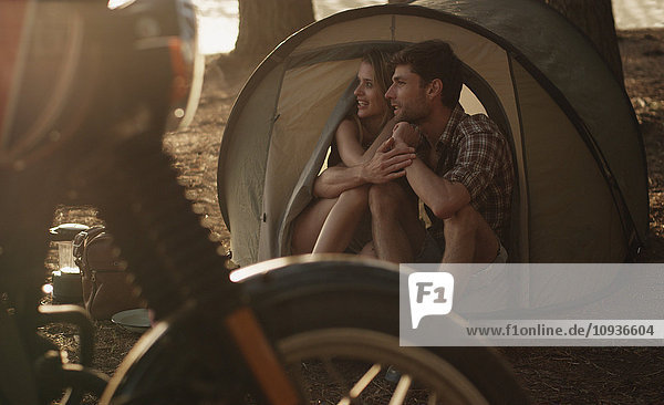 Zärtliches junges Paar im Zelt