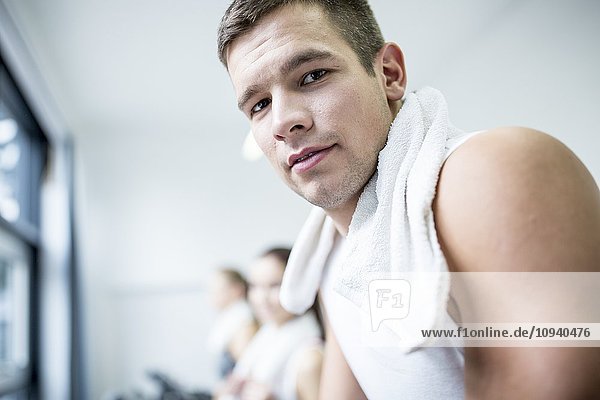 Junger Mann im Fitnessstudio  Nahaufnahme  Porträt
