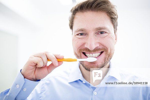 Zahnarzt beim Zähneputzen