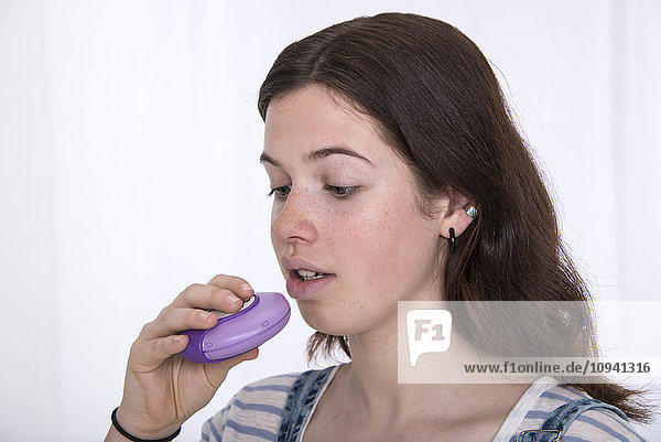 Teenager-Mädchen benutzt Asthma-Inhalator
