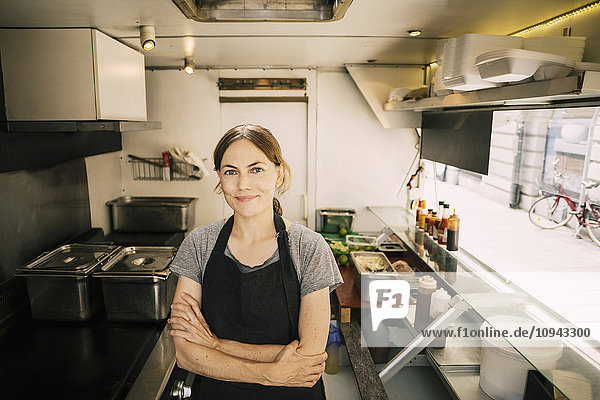 Porträt einer selbstbewussten Köchin im Food-Truck