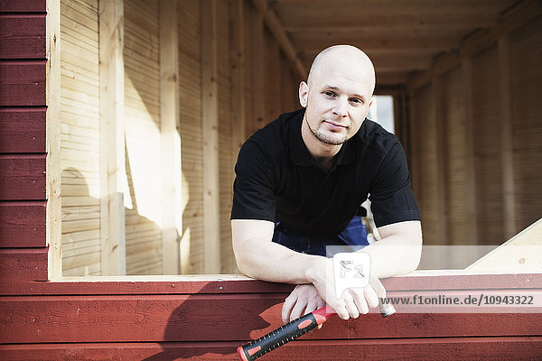 Porträt eines selbstbewussten Schreinerlehrers in der Holzhütte