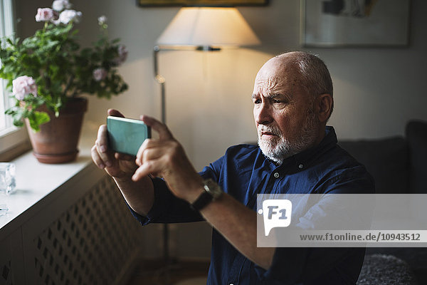 Seniorenfotografie per Handy zu Hause