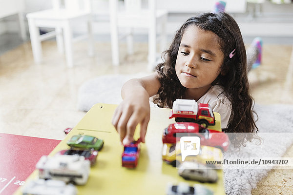 Kleines Mädchen spielt mit Spielzeugauto in der Kindertagesstätte
