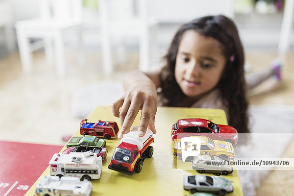 Mädchen spielen mit Spielzeugauto in der Kindertagesstätte