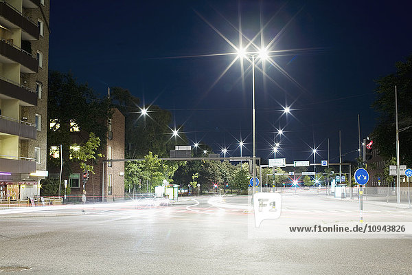 Lichtspuren auf der Stadtstraße bei Nacht
