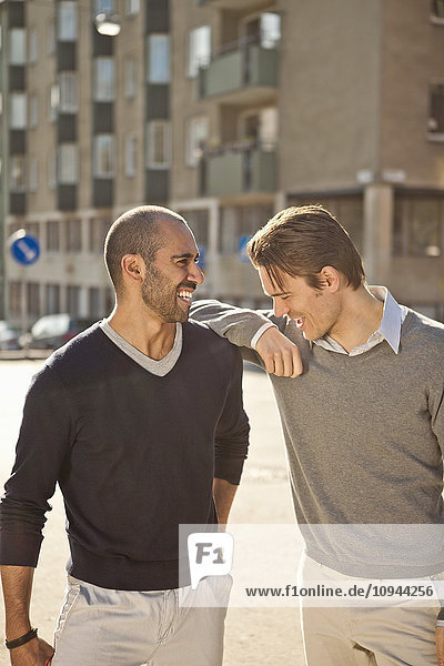 Vorderansicht von mittelgroßen männlichen Freunden  die gemeinsam im Freien genießen.