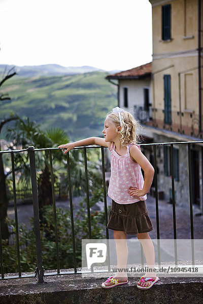 Italien  Mädchen steht neben dem Geländer und schaut auf die Aussicht