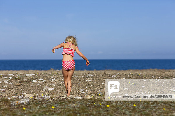 Mädchen beim Spaziergang am Meer