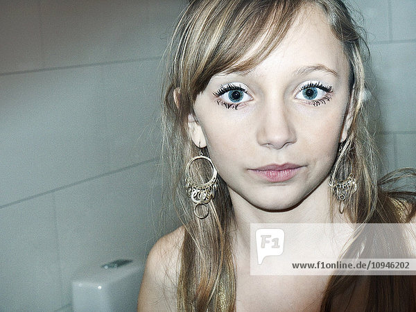 Porträt eines jungen Mädchens mit Augen-Make-up