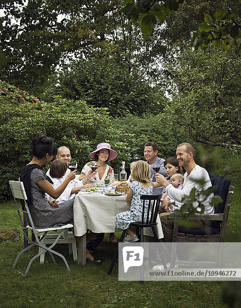 Familie beim Abendessen im Garten