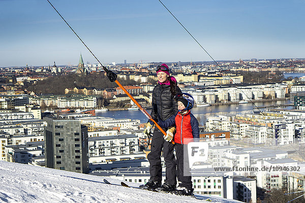 Mutter und Sohn in einem Skilift