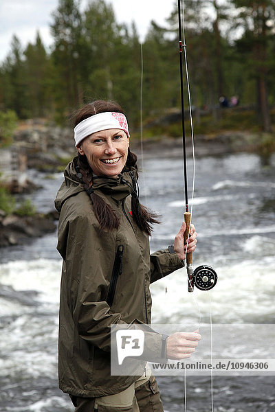 Eine Frau beim Fischen