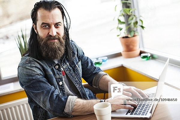 Porträt eines Mannes mit Laptop