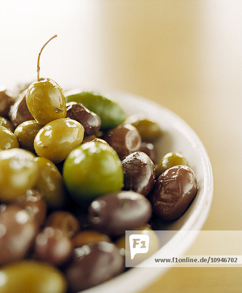 Schale mit frischen Oliven