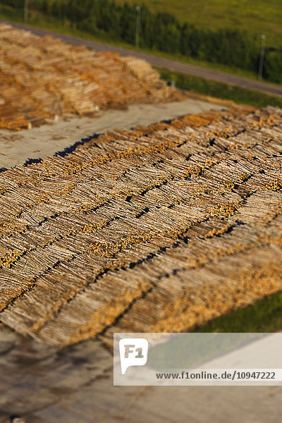 Luftaufnahme von Holzstapeln
