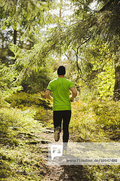 Mann joggt durch den Wald