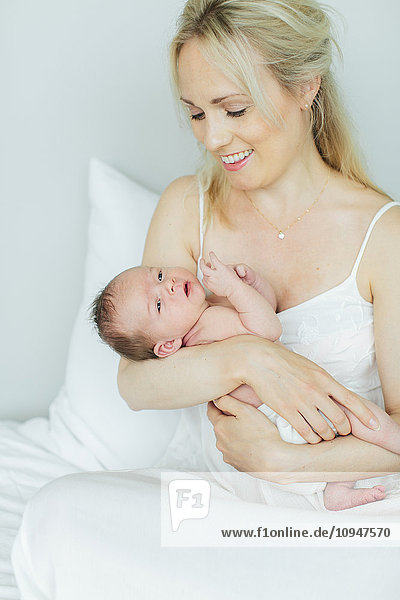 Junge Frau mit neugeborenem Baby
