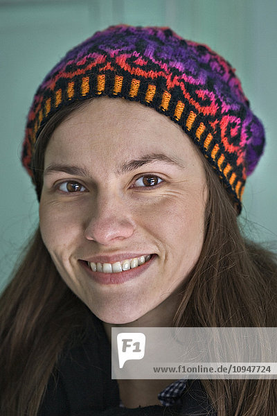 Porträt einer jungen Frau mit Strickmütze