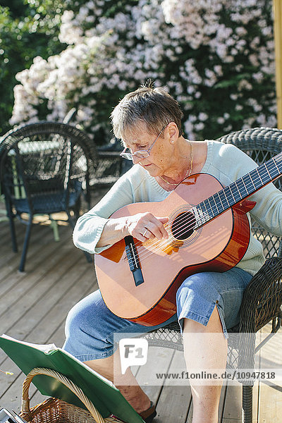 Ältere Frau spielt Gitarre