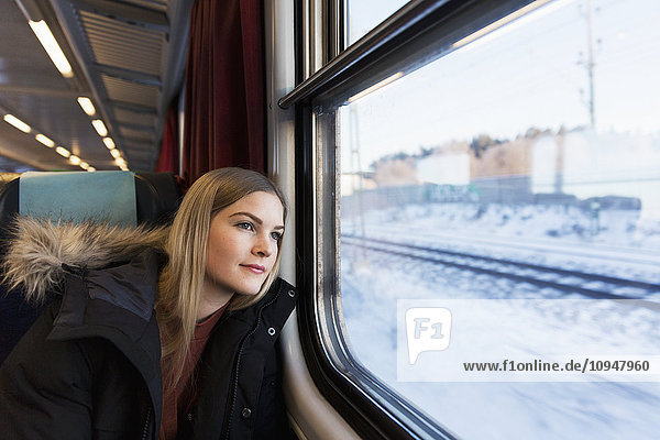 Jugendliche Frau im Zug
