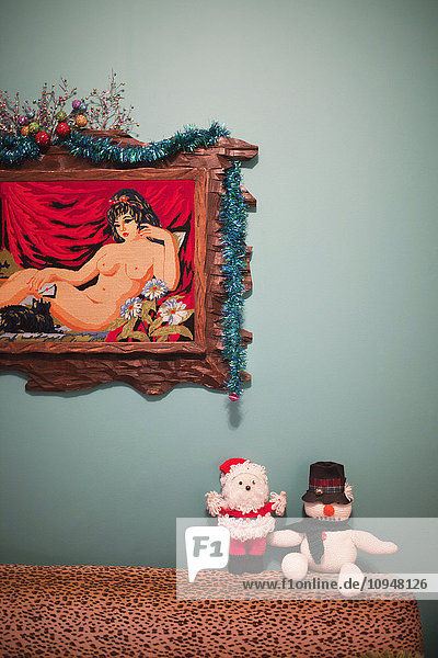 Weihnachtsdekoration durch Bild einer nackten Frau im Wohnzimmer