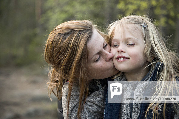 Mutter küsst Tochter