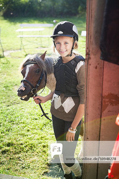 Porträt eines Mädchens mit ihrem Pferd im Freien