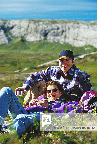 Eine Frau und ein Mann  die bei einer Bergwanderung in Are eine Pause einlegen.