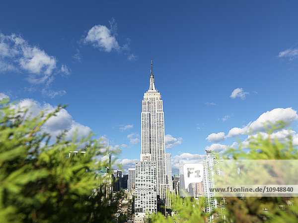 Niedriger Blickwinkel auf einen Wolkenkratzer in New York City