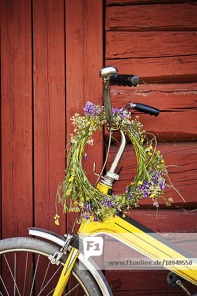 Blumenkranz am Fahrrad hängend