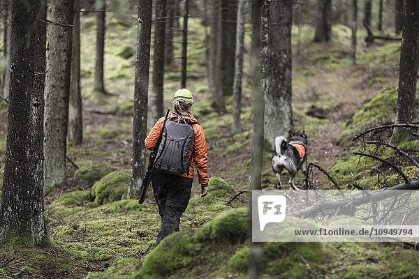 Jäger mit Hund im Wald