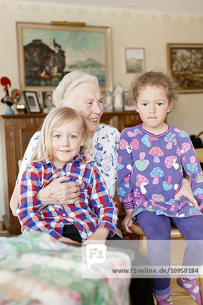 Porträt einer Großmutter mit Enkeltöchtern