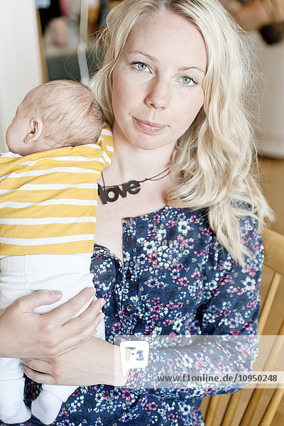 Porträt einer jungen Mutter mit Baby