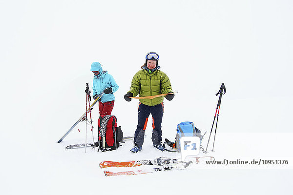 Frauen präparieren Skier