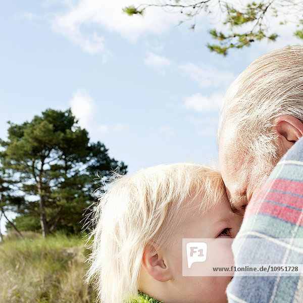 Großvater umarmt Enkel
