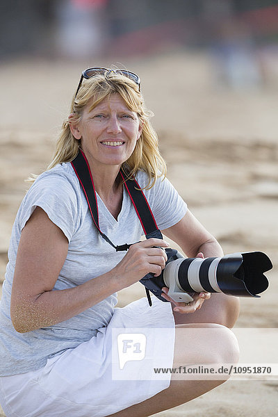 Porträt einer Frau mit Kamera