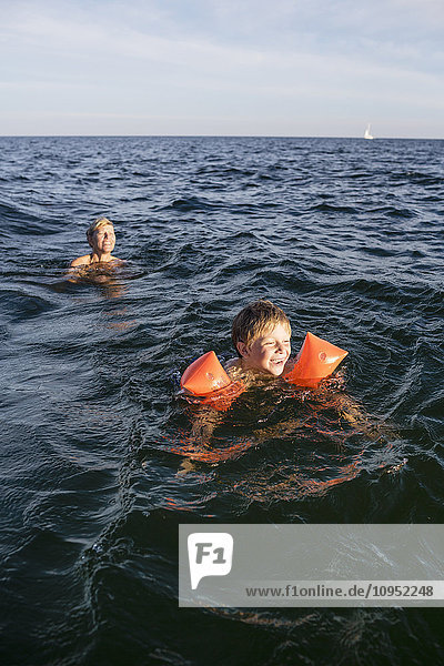 Junge schwimmt im Meer