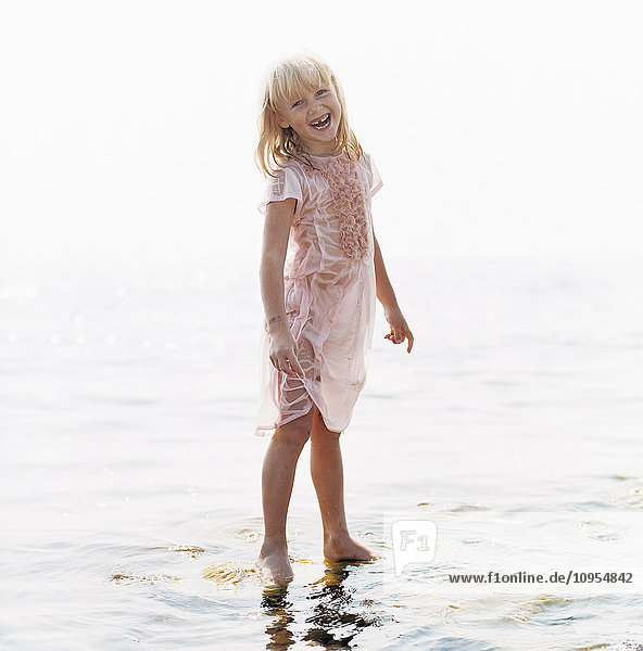 Lachendes Mädchen im Wasser stehend