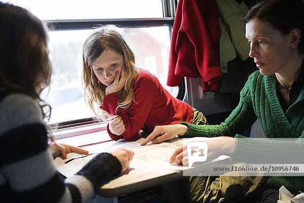 Mutter und Kinder in einem Zug  Schweden.