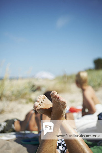 Frau beim Sonnenbaden am Strand  Schweden.