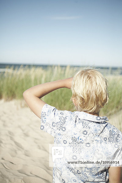 Skandinavischer Junge am Strand  Schweden.