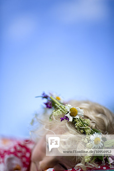 Skandinavisches Mädchen mit einem Blumenkranz im Haar  Schweden.