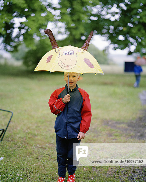 Junge unter einem lustigen Regenschirm  Schweden.