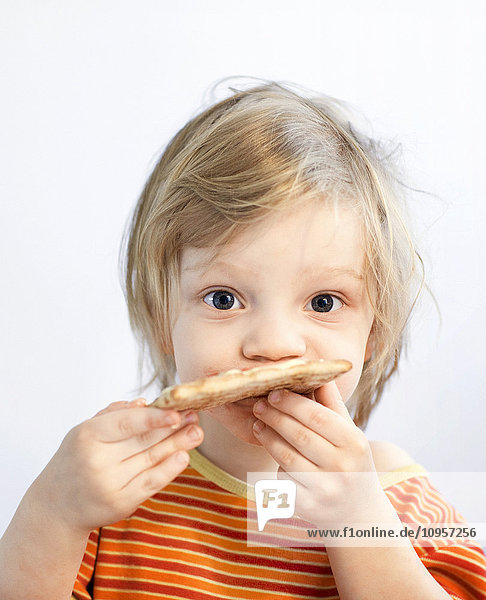 Junge isst ein Sandwich  Schweden.