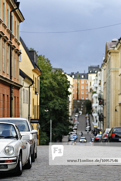 Eine Straße mit geparkten Autos  Stockholm  Schweden.
