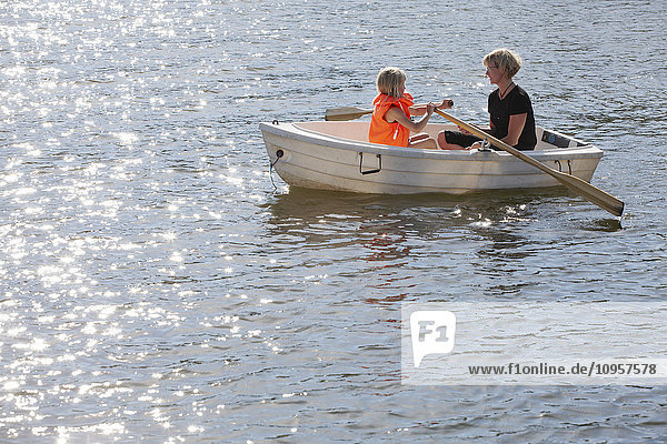 Mutter und Tochter in einem Ruderboot  Schweden.