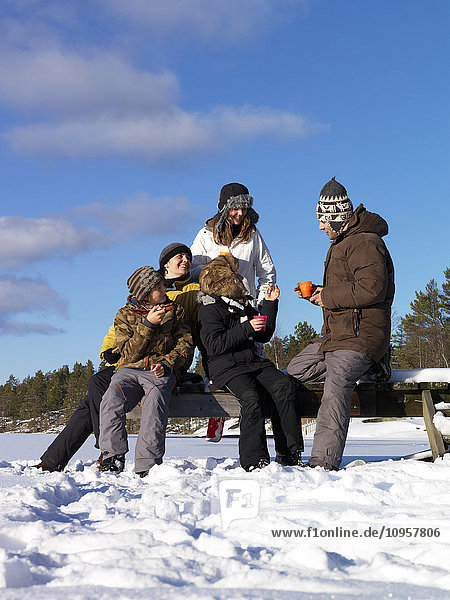 Eine Familie macht eine Pause an einem See  Schweden.