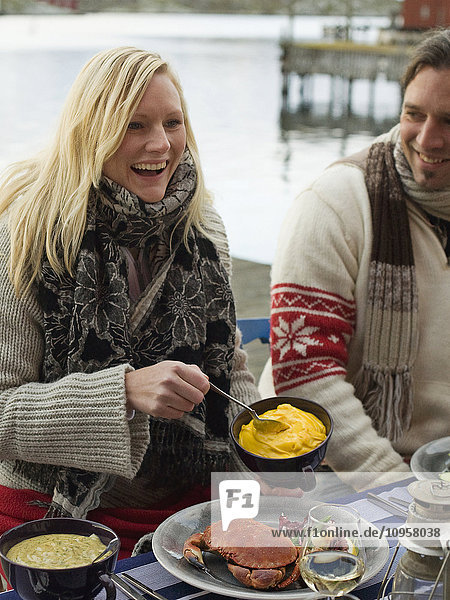 Menschen bei einer Dinnerparty im Freien  Schweden.