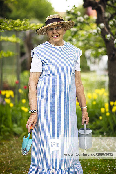 Ältere Frau in ihrem Garten  Schweden.